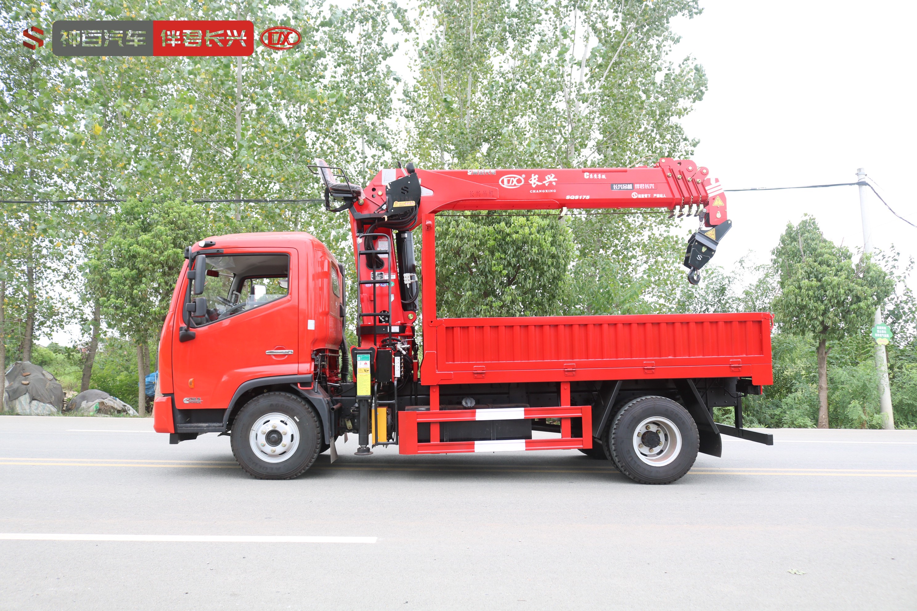 长兴SQS157-5（6.3吨）东风多利卡高空作业车（随车吊） 产品实拍
