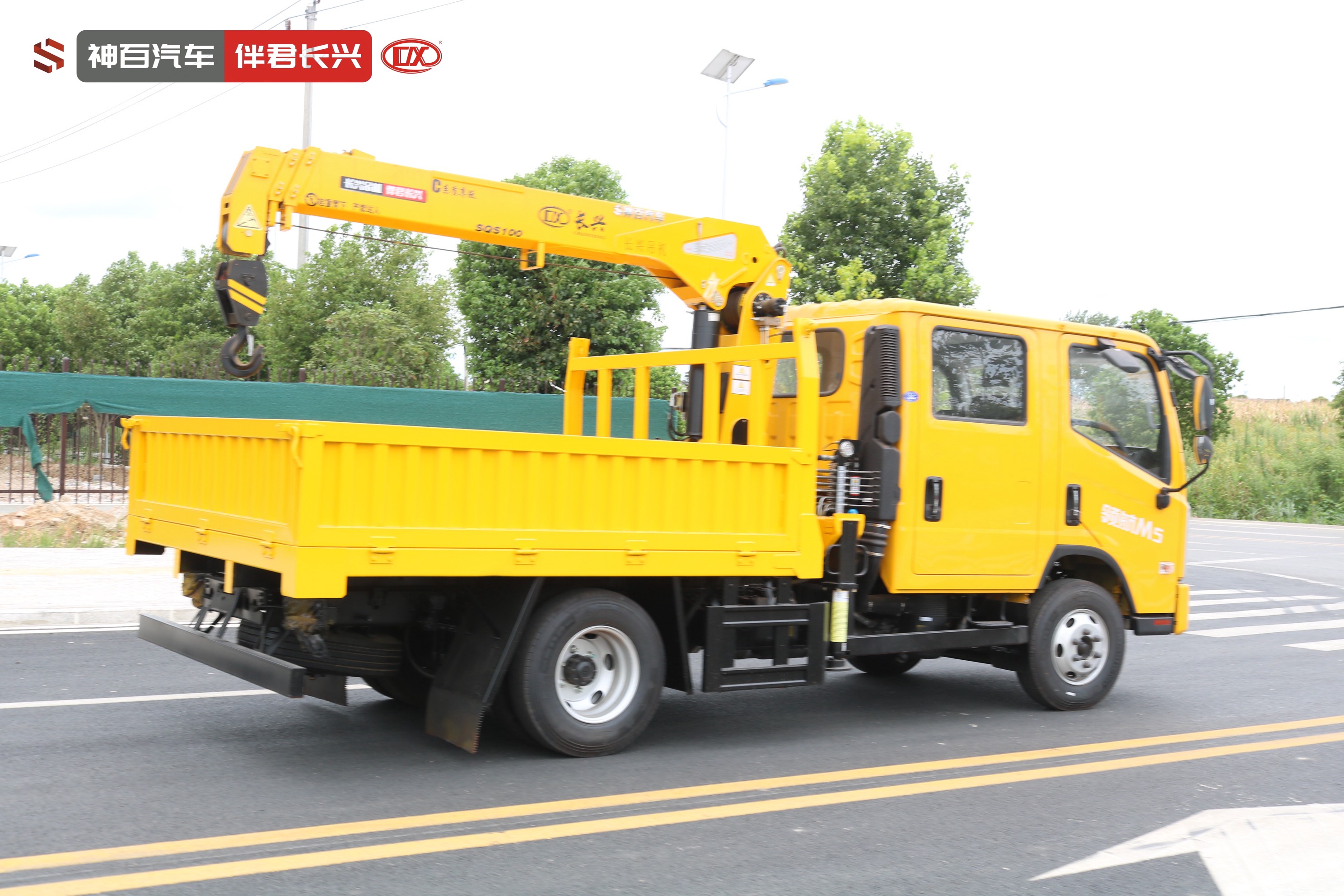 长兴SQS100-3（4吨）福田领航M5双排座抽油机检修车（随车吊） 产品实拍