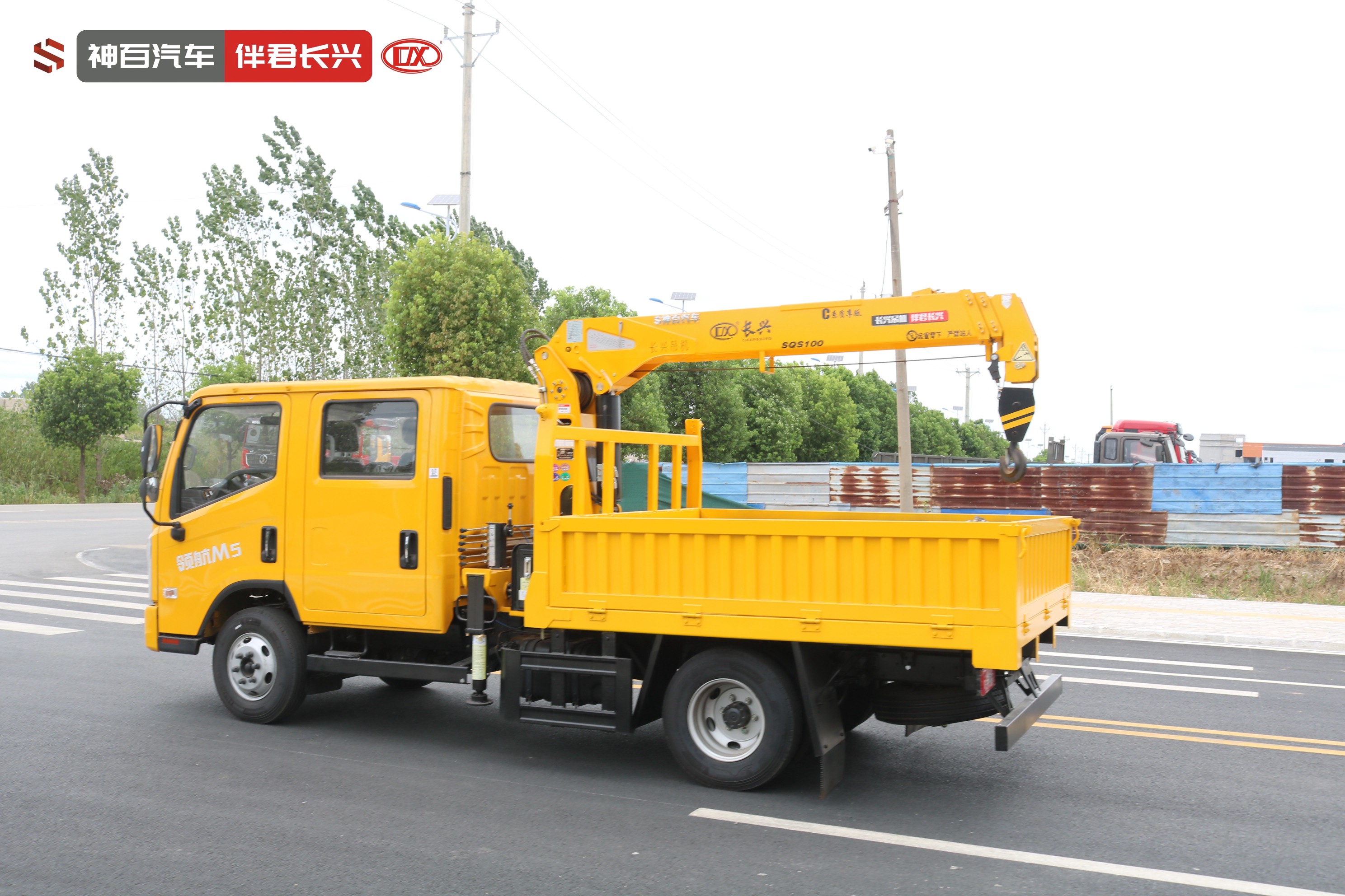 长兴SQS100-3（4吨）福田领航M5双排座抽油机检修车（随车吊） 产品实拍