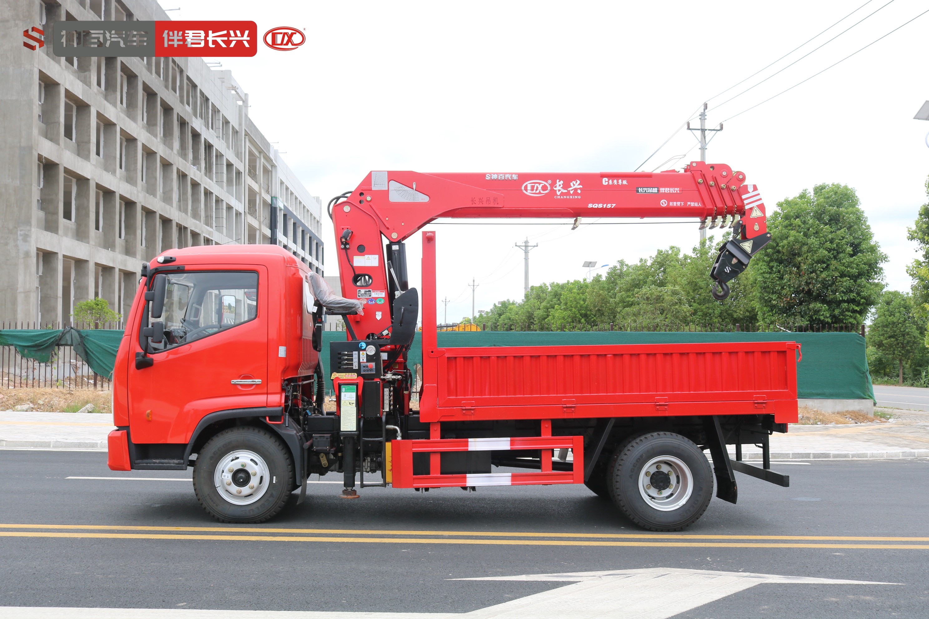 长兴SQS157-5（6.3吨）东风多利卡高空作业车（随车吊） 产品实拍