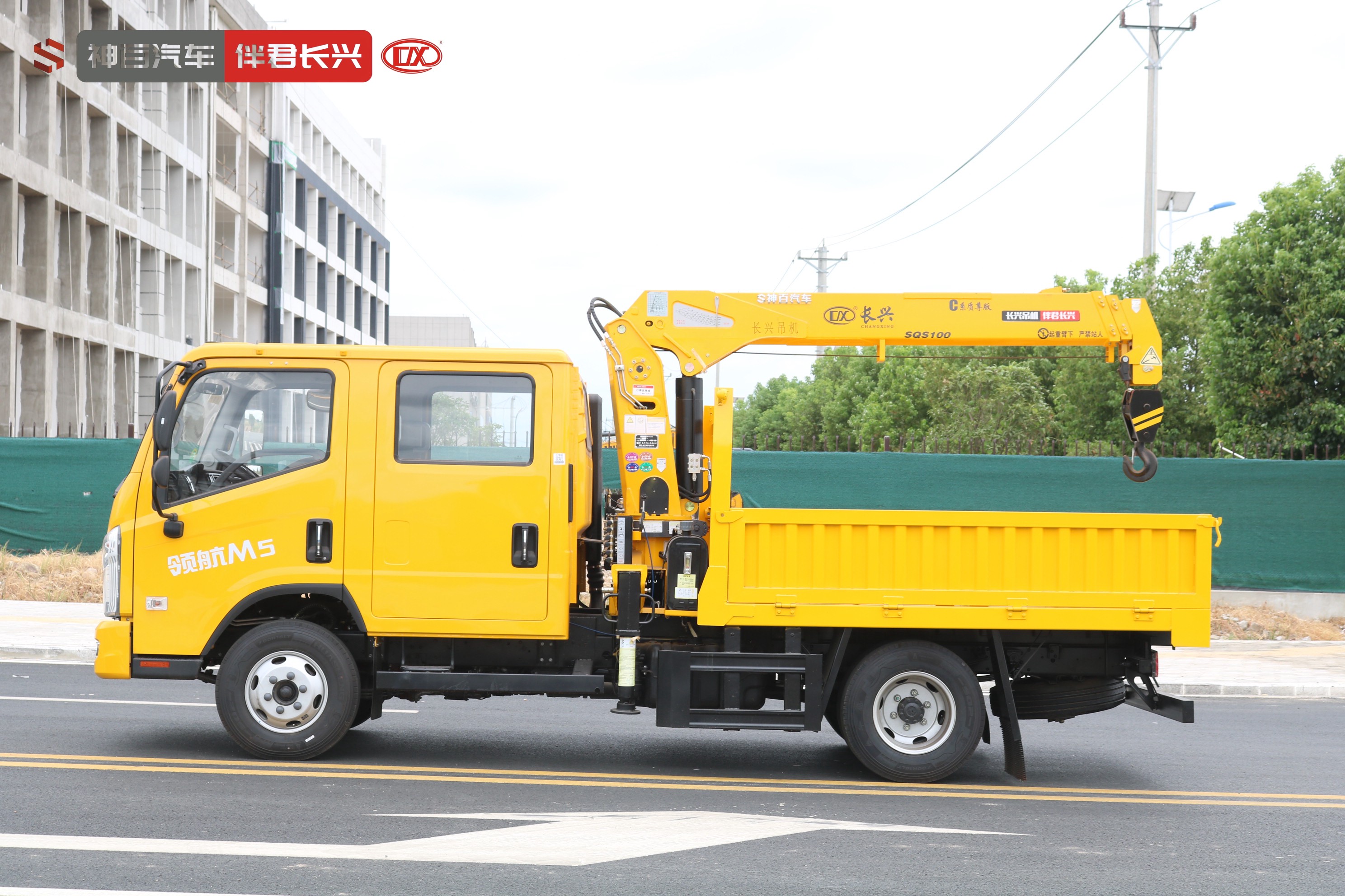 长兴SQS100-3（4吨）福田领航M5双排座抽油机检修车（随车吊） 产品实拍