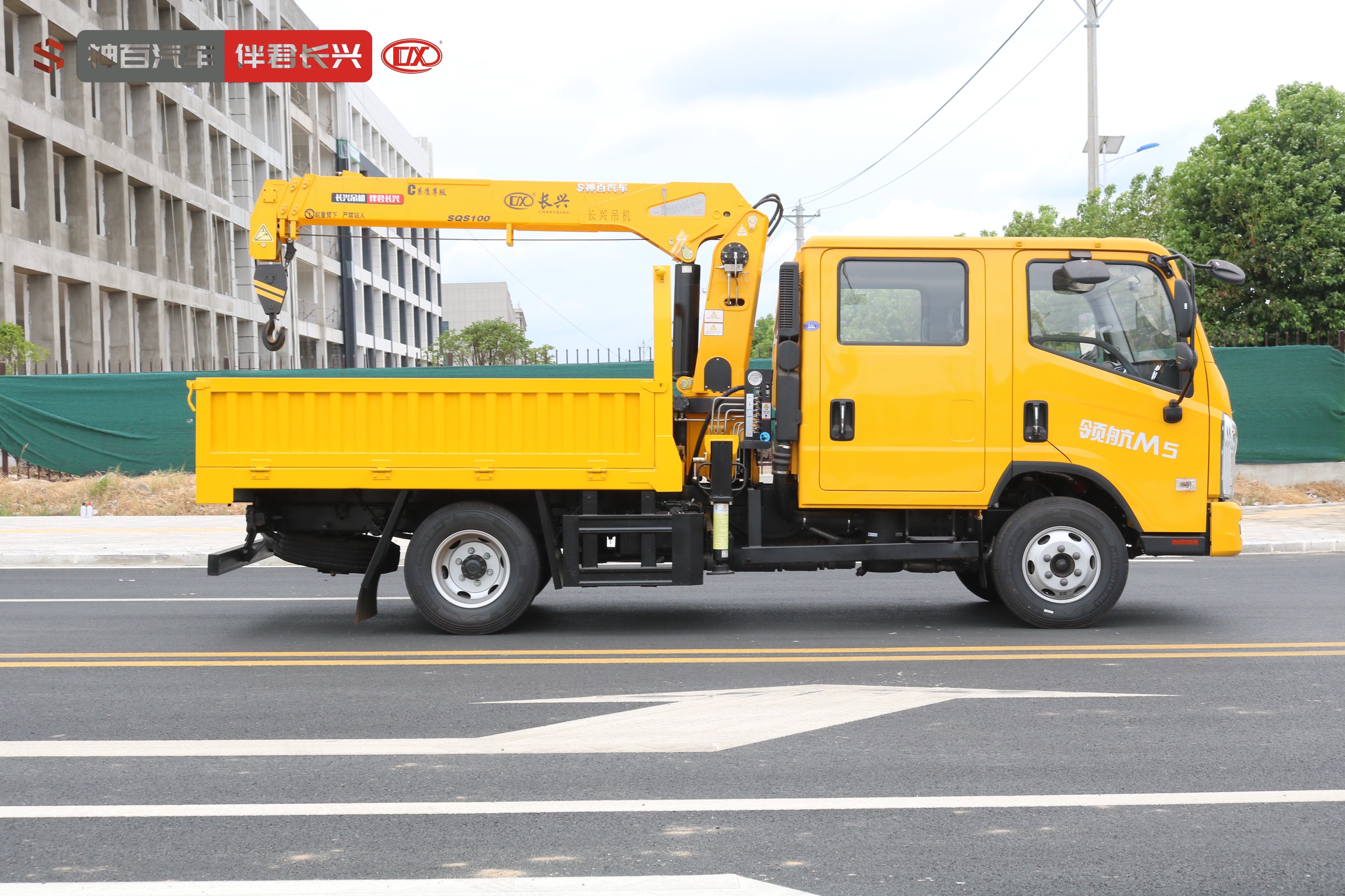 长兴SQS100-3（4吨）福田领航M5双排座抽油机检修车（随车吊） 产品实拍