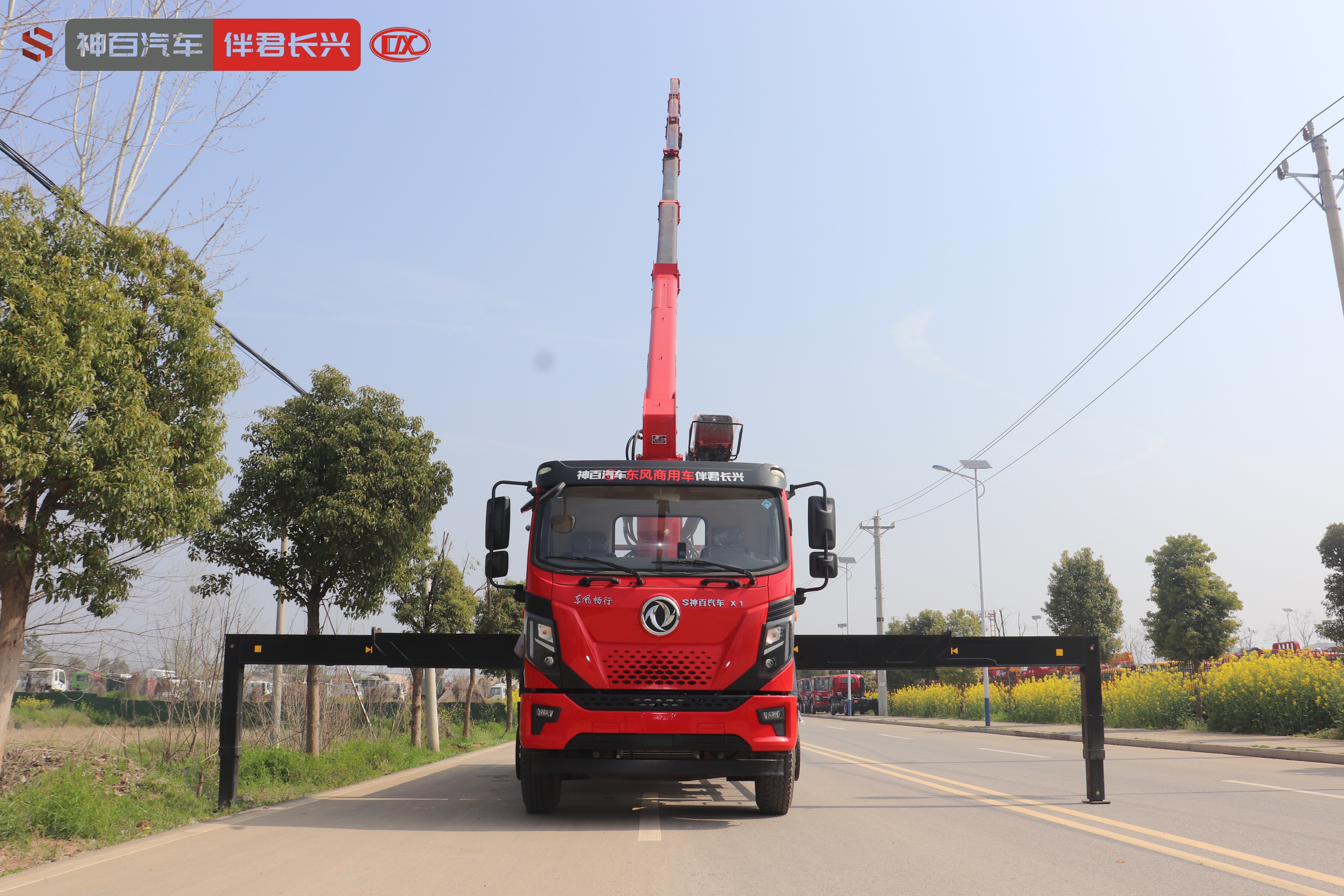 神百重工SQS200-5(8吨六节臂)东风X1随车起重运输车 产品实拍
