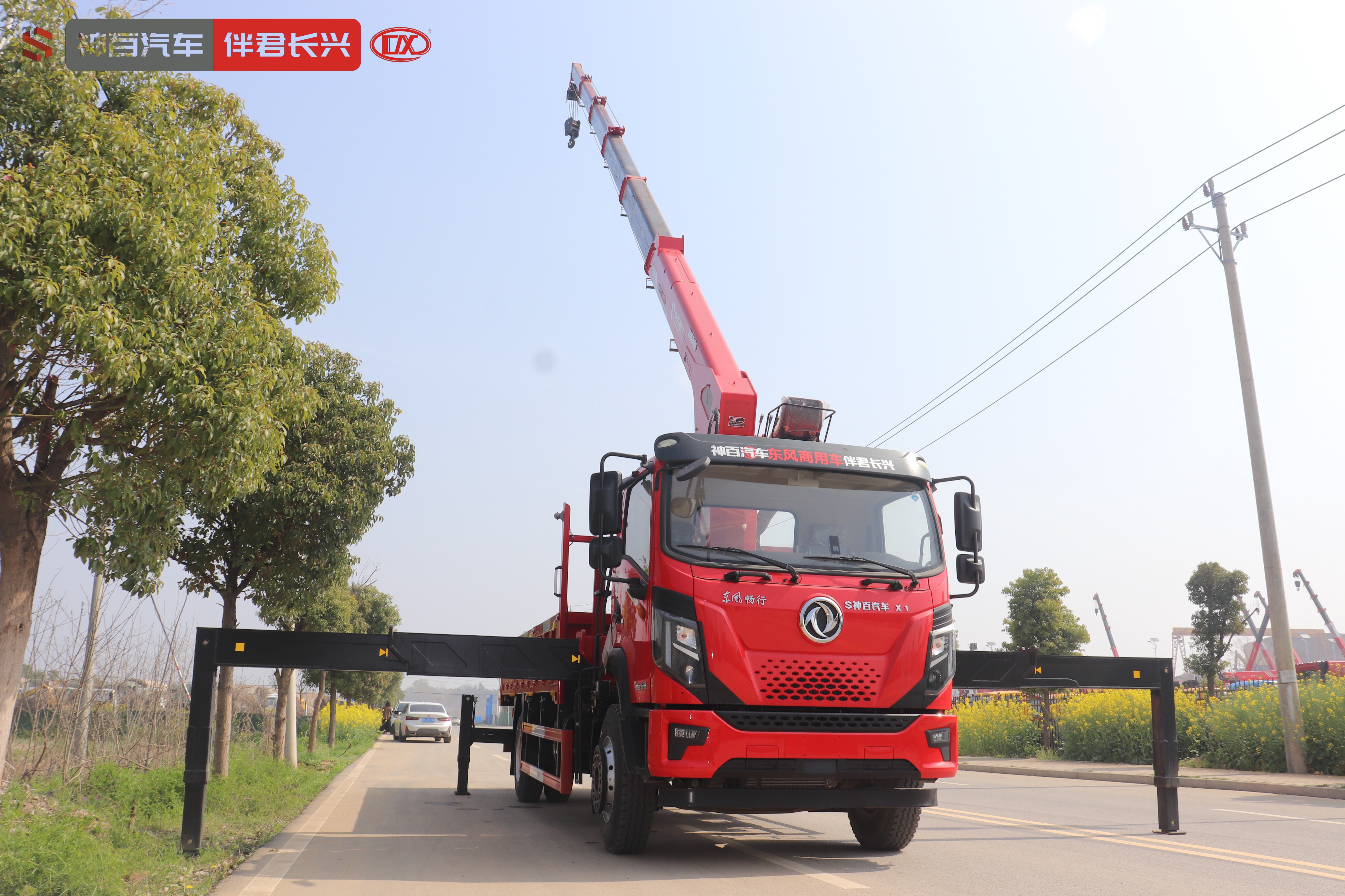 神百重工SQS200-5(8吨六节臂)东风X1随车起重运输车 产品实拍