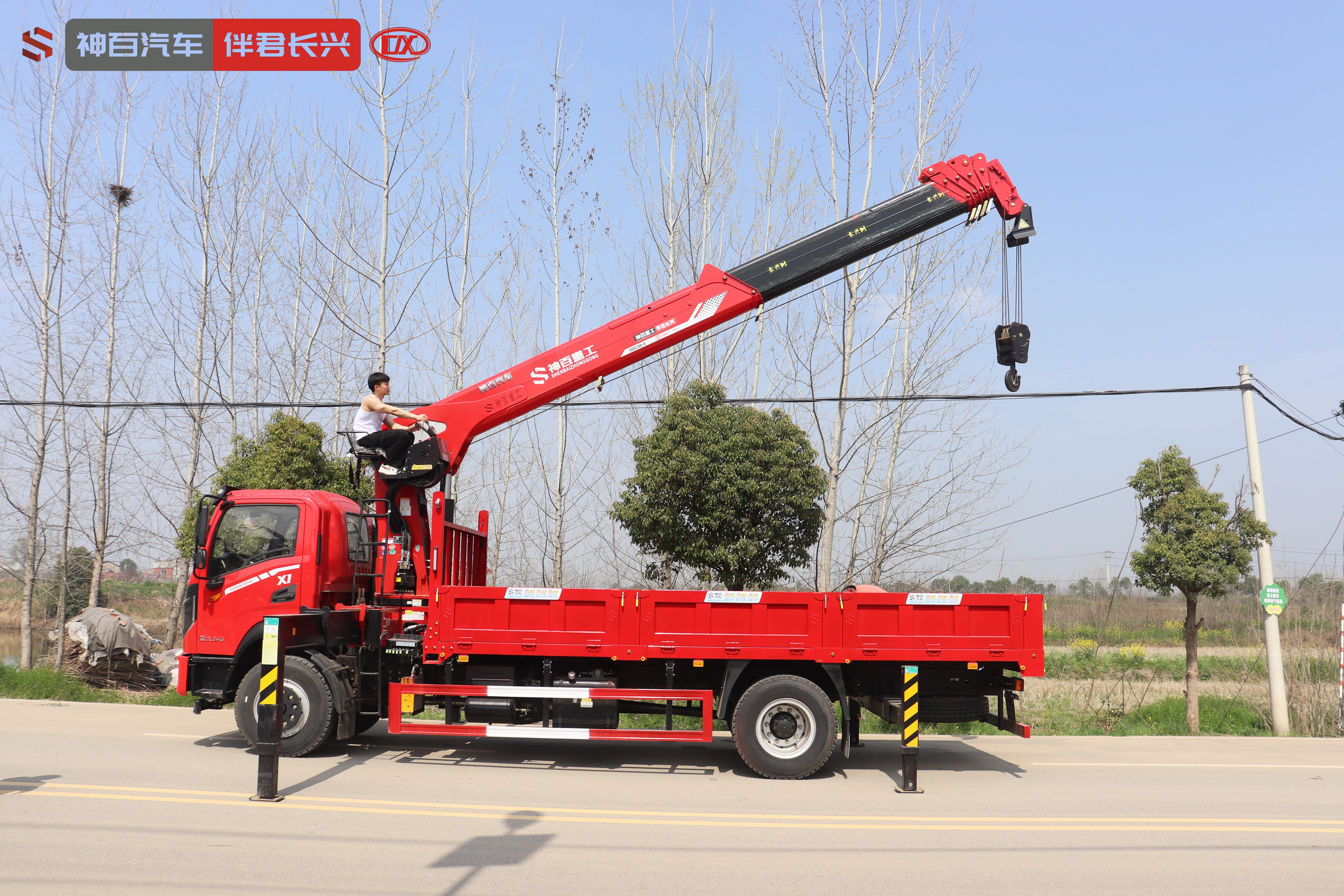 神百重工SQS200-5(8吨六节臂)东风X1随车起重运输车 产品实拍