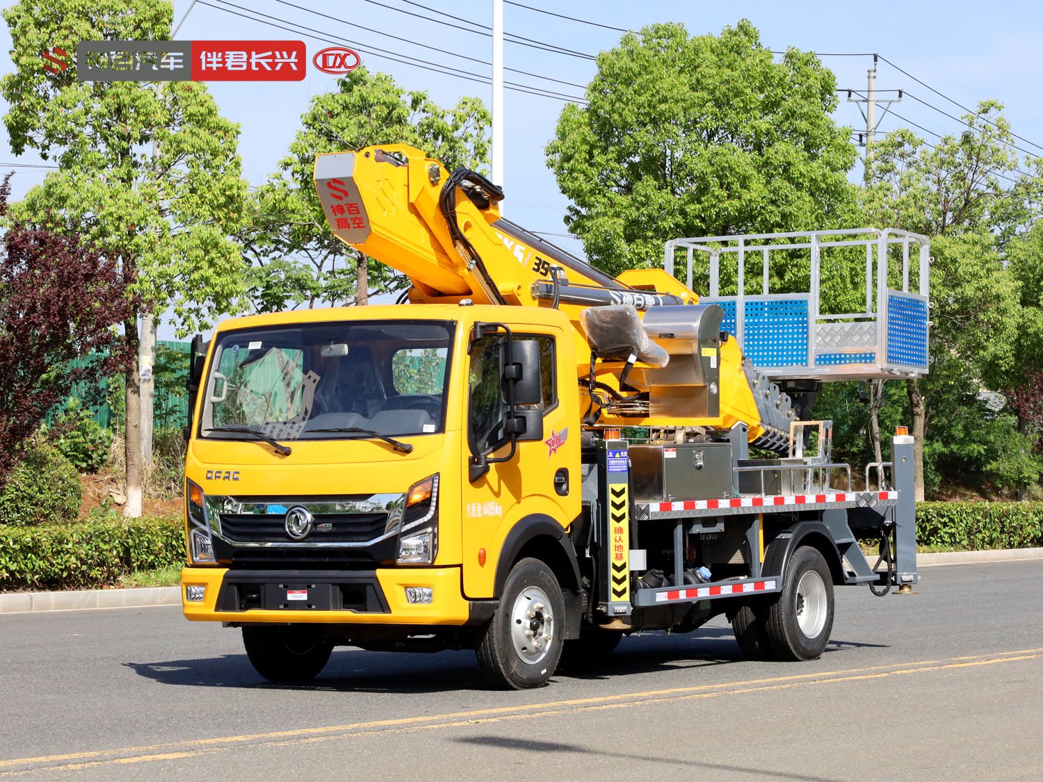 神百重工GKS35蓝牌35米高空作业车（多利卡重载） 产品实拍