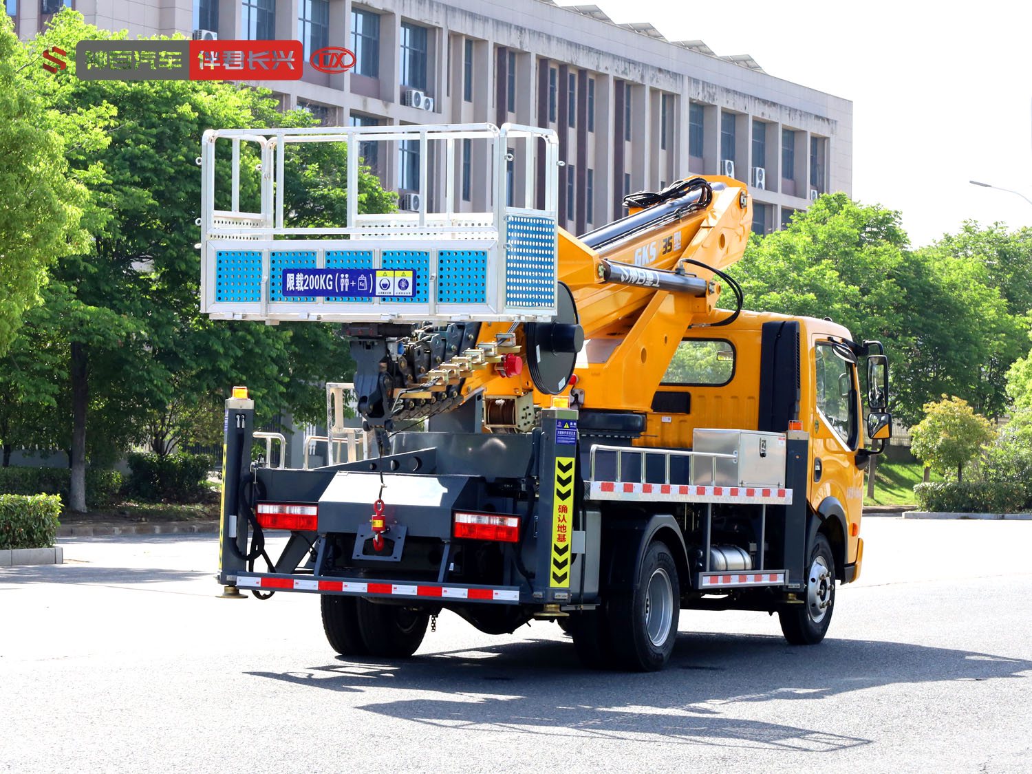 神百重工GKS35蓝牌35米高空作业车（多利卡重载） 产品实拍