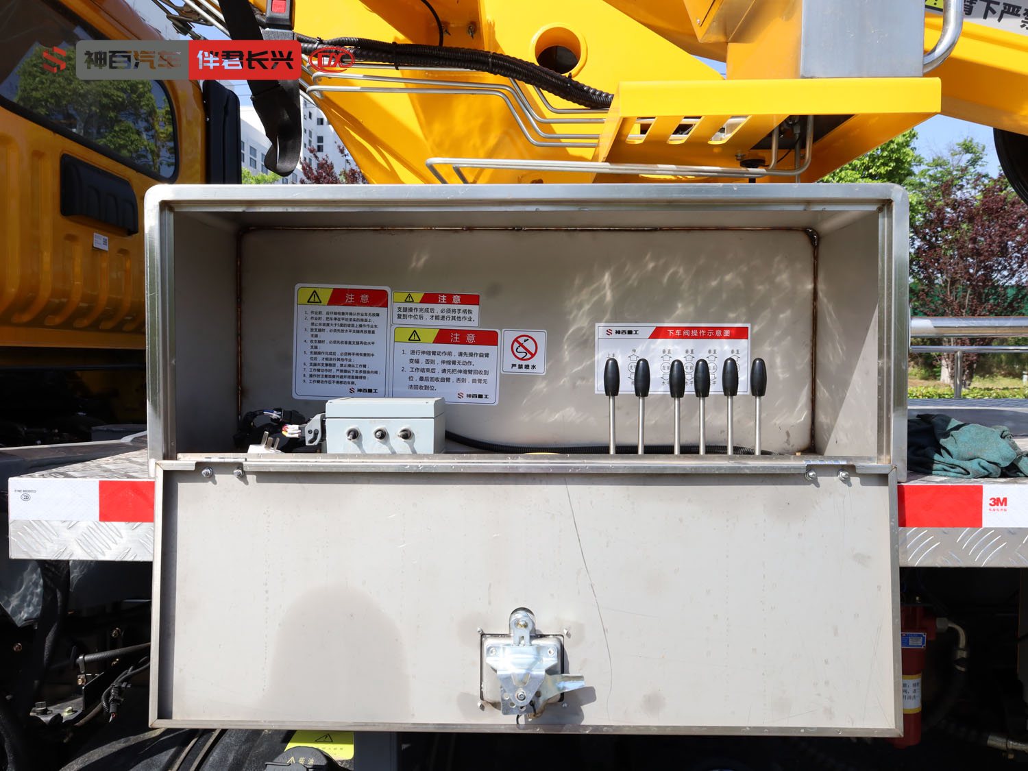 神百重工GKS35蓝牌35米高空作业车（多利卡重载） 产品实拍